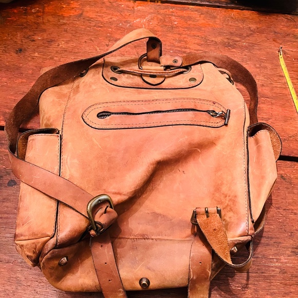 Rugged leather backpack - Picture 2 of 4